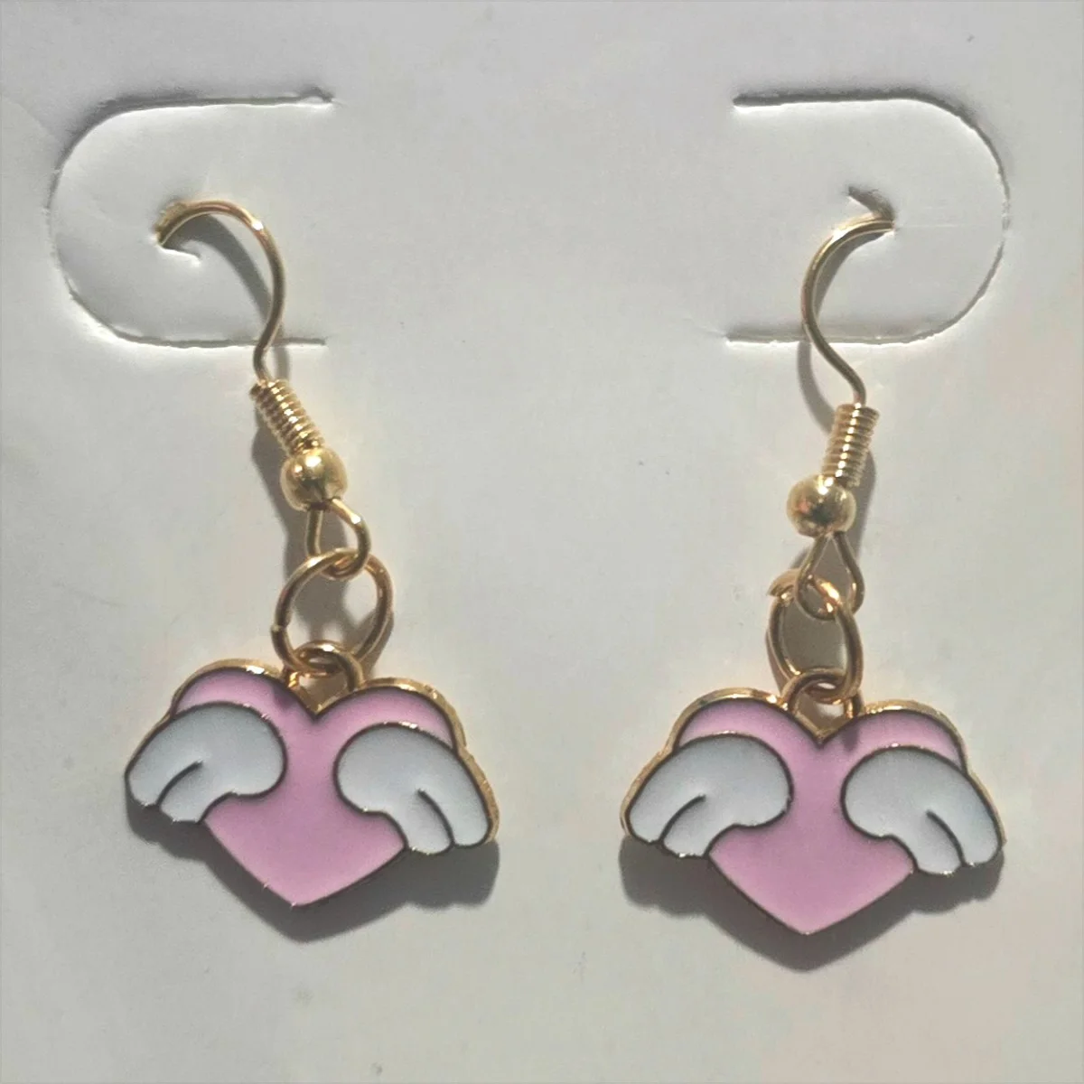 Aretes de corazón rosa con alas